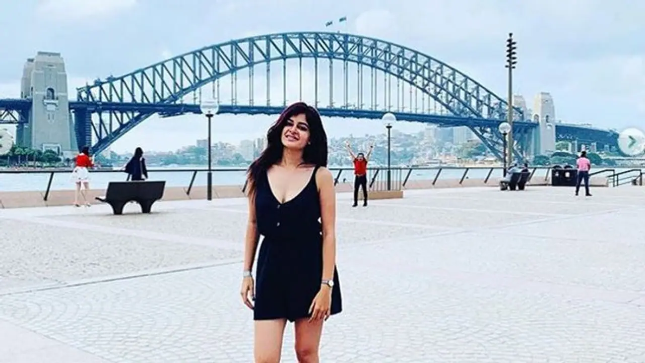 করোনা থেকে বাঁচতে হাত ধুতে গিয়ে হচ্ছে সাংঘাতিক ভুল, মনে করিয়ে দিলেন মধুমিতা করোনা থেকে বাঁচতে হাত ধুতে গিয়ে হচ্ছে সাংঘাতিক ভুল, মনে করিয়ে দিলেন মধুমিতা