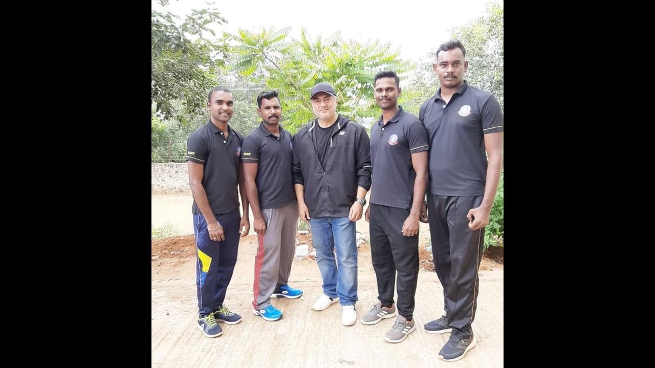 காஞ்சிபுரம் போலீசாருடன் 'தல' அஜித்... சோசியல் மீடியாவில் தீயாய் பரவும் புகைப்படங்கள்....!