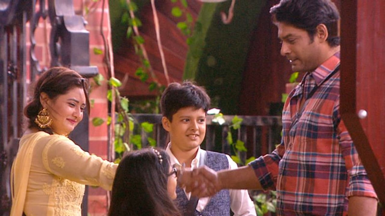 Bigg Boss 13: Family urges Sidharth Shukla and Rashami Desai to become friends again (Watch)