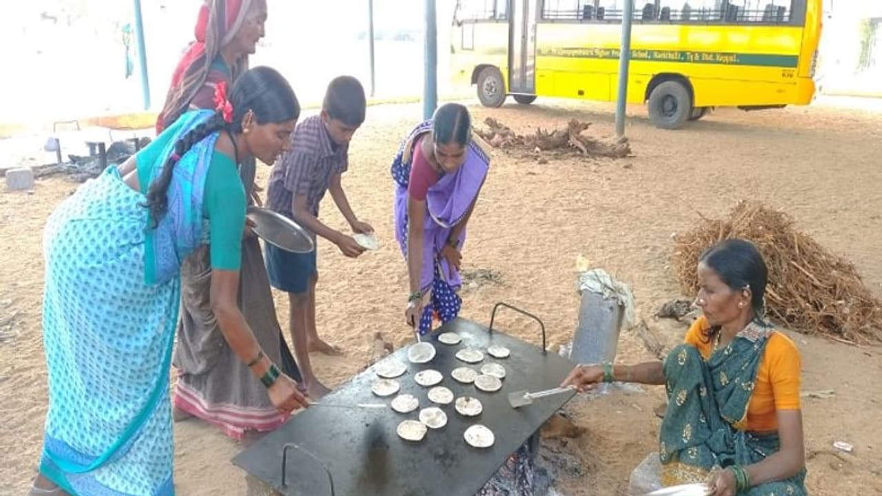ಗವಿಮಠ ಜಾತ್ರೆಗೆ 1 ಲಕ್ಷ ಶೇಂಗಾ ಹೋಳಿಗೆ: ಮುಸ್ಲಿಂ ಭಕ್ತರಿಂದಲೂ ಸೇವೆ ಗವಿಮಠ ಜಾತ್ರೆಗೆ 1 ಲಕ್ಷ ಶೇಂಗಾ ಹೋಳಿಗೆ: ಮುಸ್ಲಿಂ ಭಕ್ತರಿಂದಲೂ ಸೇವೆ