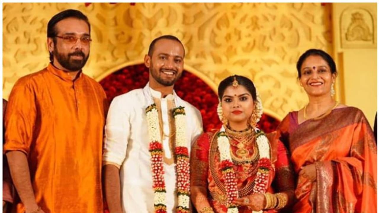 കാര്ത്തികയുടെ മകൻ വിവാഹിതനായി, വിവാഹ ഫോട്ടോയുമായി വിനീത് കാര്ത്തികയുടെ മകൻ വിവാഹിതനായി, വിവാഹ ഫോട്ടോയുമായി വിനീത്