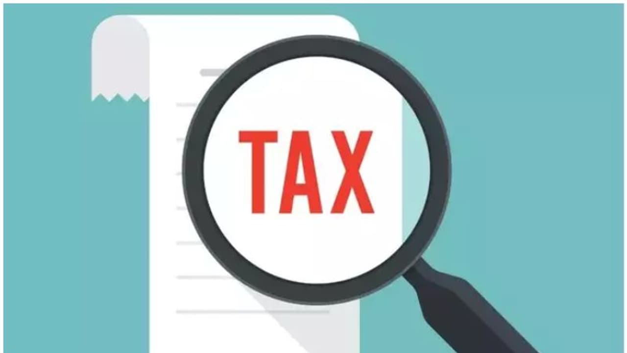 ദിവസ വേതനം വെറും 300 രൂപ; ഒരു കോടി ആദായ നികുതി അടയ്ക്കാൻ നോട്ടീസ് ദിവസ വേതനം വെറും 300 രൂപ; ഒരു കോടി ആദായ നികുതി അടയ്ക്കാൻ നോട്ടീസ്