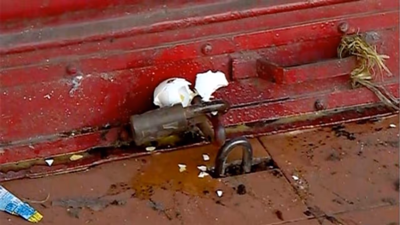 മൂത്തൂറ്റ് ബ്രാഞ്ചില് ജോലിക്കെത്തിയ വനിതാ ജീവനക്കാര്ക്ക് നേരെ മുട്ടയേറ്; സിഐടിയുകാര്ക്കെതിരെ പരാതി മൂത്തൂറ്റ് ബ്രാഞ്ചില് ജോലിക്കെത്തിയ വനിതാ ജീവനക്കാര്ക്ക് നേരെ മുട്ടയേറ്; സിഐടിയുകാര്ക്കെതിരെ പരാതി