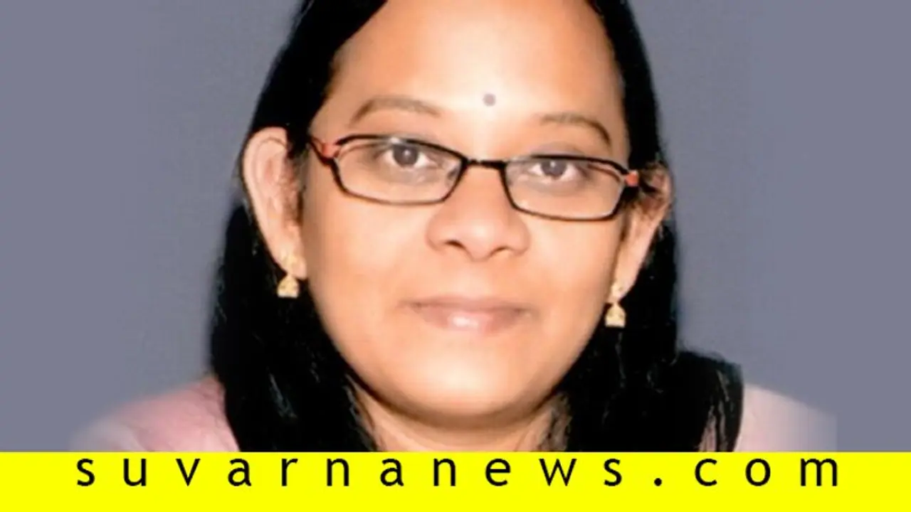 ಡಿಸಿ ಮೇಡಂ ಏನು ಸ್ಕೂಟಿಯಲ್ಲಿ ಹೋಗ್ತಾರಾ..? ಡಿಸಿ ಮೇಡಂ ಏನು ಸ್ಕೂಟಿಯಲ್ಲಿ ಹೋಗ್ತಾರಾ..?