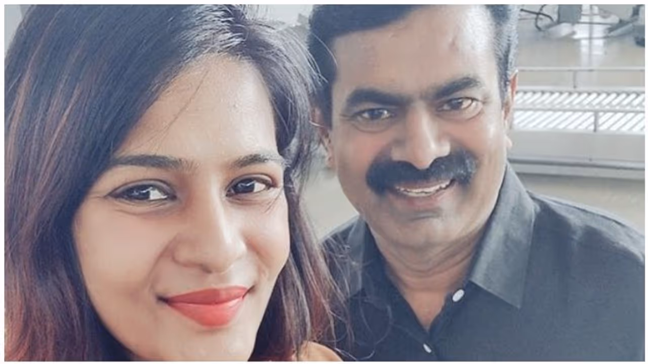 சீமானை சந்தித்த மீராமிதுன்... விமான நிலையத்தில் செஃல்பி..!