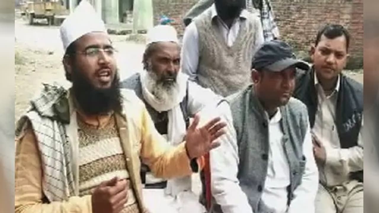 CAA के बारे में समझाने की इस मुस्लिम वकील को मिली इतनी बड़ी सजा, हुक्का पानी भी हुआ बंद CAA के बारे में समझाने की इस मुस्लिम वकील को मिली इतनी बड़ी सजा, हुक्का पानी भी हुआ बंद