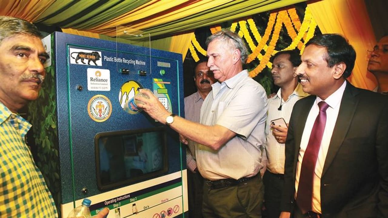 ಚಿನ್ನಸ್ವಾಮಿ ಕ್ರೀಡಾಂಗಣದಲ್ಲಿ ಪ್ಲಾಸ್ಟಿಕ್ ತುಂಡಾಗಿಸುವ ಯಂತ್ರ ಅನಾವರಣ ಚಿನ್ನಸ್ವಾಮಿ ಕ್ರೀಡಾಂಗಣದಲ್ಲಿ ಪ್ಲಾಸ್ಟಿಕ್ ತುಂಡಾಗಿಸುವ ಯಂತ್ರ ಅನಾವರಣ