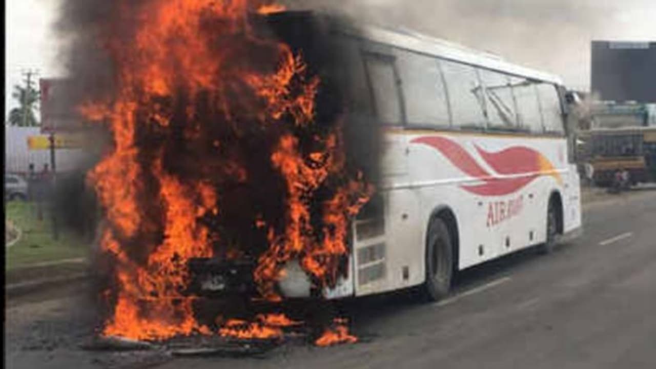 महाराष्ट्र में लग्जरी बस में लगी आग, बाल बाल बचे यात्री महाराष्ट्र में लग्जरी बस में लगी आग, बाल बाल बचे यात्री