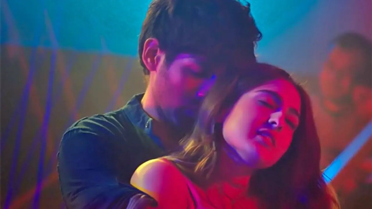 బోల్డ్ సీన్స్ ఎఫెక్ట్.. స్టార్ హీరో కుమార్తెకు షాక్!