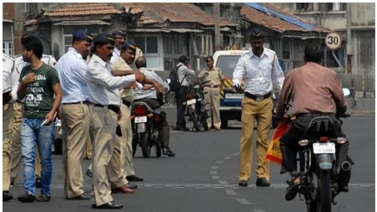 ഹെല്‍മെറ്റില്ലാതെ വാഹനമോടിച്ചാല്‍ കിട്ടുന്നത് 'പേപ്പറും പേനയും'! 100 വാക്കില്‍ ലേഖനമെഴുതണം