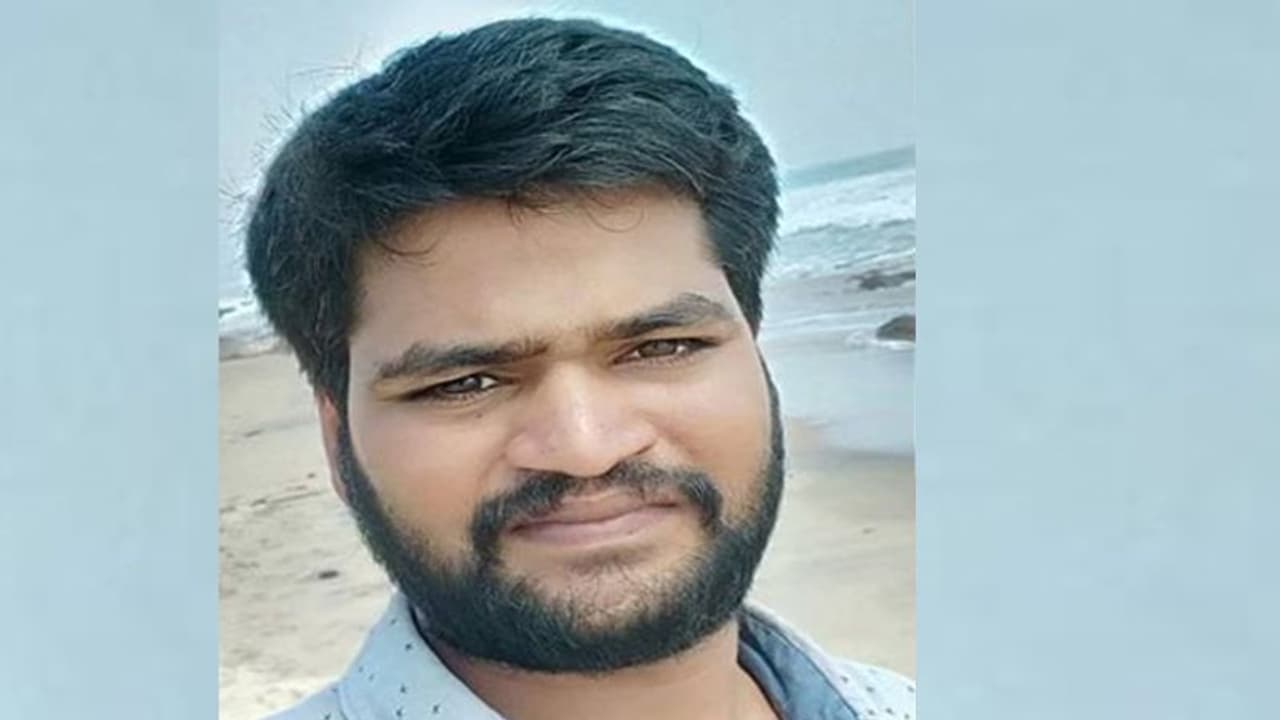 అక్రమ సంబంధం: ప్రేయసి ఇంట్లో శవమై తేలిన యువకుడు అక్రమ సంబంధం: ప్రేయసి ఇంట్లో శవమై తేలిన యువకుడు