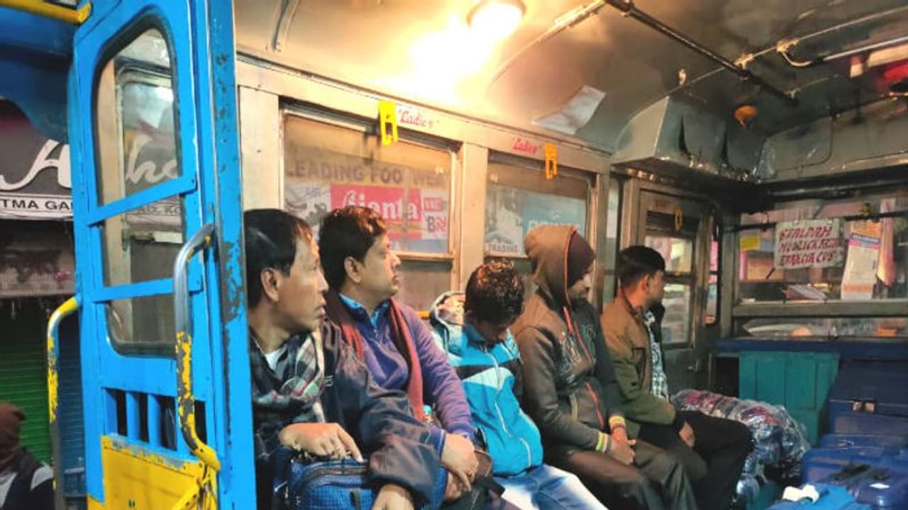 বাসে চড়েই যাত্রা, দলের মধ্যেও ব্যতিক্রমী বাংলার বিজেপি সাংসদ