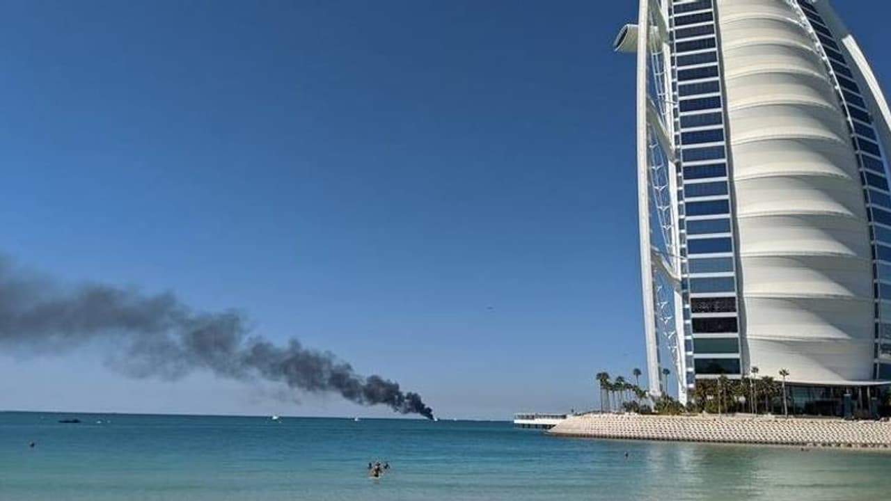 ദുബായ് ബുര്ജ് അല് അറബിന് സമീപം ബോട്ടിന് തീപിടിച്ചു ദുബായ് ബുര്ജ് അല് അറബിന് സമീപം ബോട്ടിന് തീപിടിച്ചു