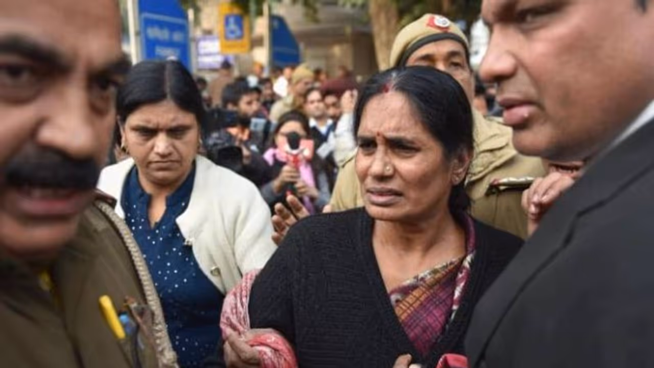 കെജ്രിവാളിനെതിരെ മത്സരിക്കുമോ? അഭ്യൂഹങ്ങള്ക്കിടെ നിലപാട് വ്യക്തമാക്കി നിര്ഭയയുടെ അമ്മ കെജ്രിവാളിനെതിരെ മത്സരിക്കുമോ? അഭ്യൂഹങ്ങള്ക്കിടെ നിലപാട് വ്യക്തമാക്കി നിര്ഭയയുടെ അമ്മ