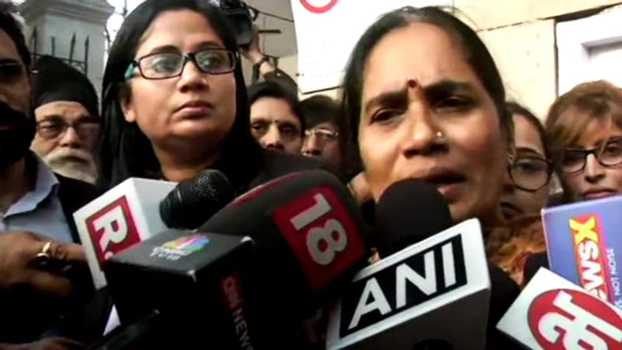 ఆ రేపిస్టులను క్షమించాలని అడగడానికి ఆమె ఎవరు: నిర్భయ తల్లి ఆ రేపిస్టులను క్షమించాలని అడగడానికి ఆమె ఎవరు: నిర్భయ తల్లి