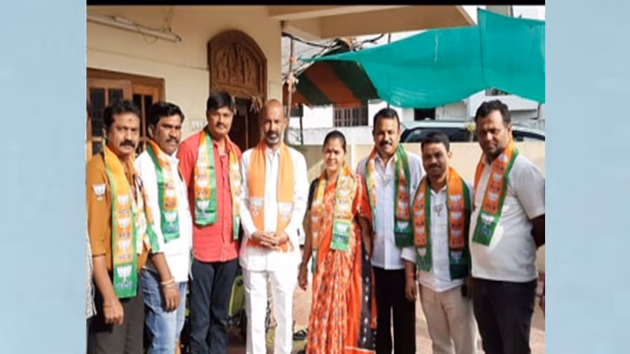 టీఆర్ఎస్, కాంగ్రెస్ లకు షాక్... బరిలో నిలిచిన అభ్యర్థులే బీజేపీలో చేరిక టీఆర్ఎస్, కాంగ్రెస్ లకు షాక్... బరిలో నిలిచిన అభ్యర్థులే బీజేపీలో చేరిక