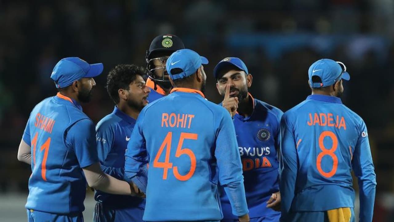 രാജ്കോട്ടില് രാജകീയ തിരിച്ചുവരവ്; ഓസീസിനെ വീഴ്ത്തി ഇന്ത്യ രാജ്കോട്ടില് രാജകീയ തിരിച്ചുവരവ്; ഓസീസിനെ വീഴ്ത്തി ഇന്ത്യ