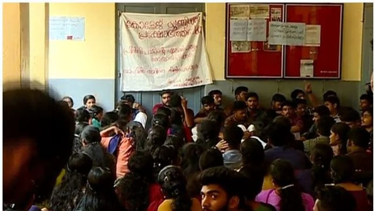 സമരവിജയം; ആണ്കുട്ടികളെയും പെണ്കുട്ടികളെയും ഒന്നിച്ചിരുത്തിയതിന് പുറത്താക്കിയ അധ്യാപകനെ തിരിച്ചെടുത്തു സമരവിജയം; ആണ്കുട്ടികളെയും പെണ്കുട്ടികളെയും ഒന്നിച്ചിരുത്തിയതിന് പുറത്താക്കിയ അധ്യാപകനെ തിരിച്ചെടുത്തു