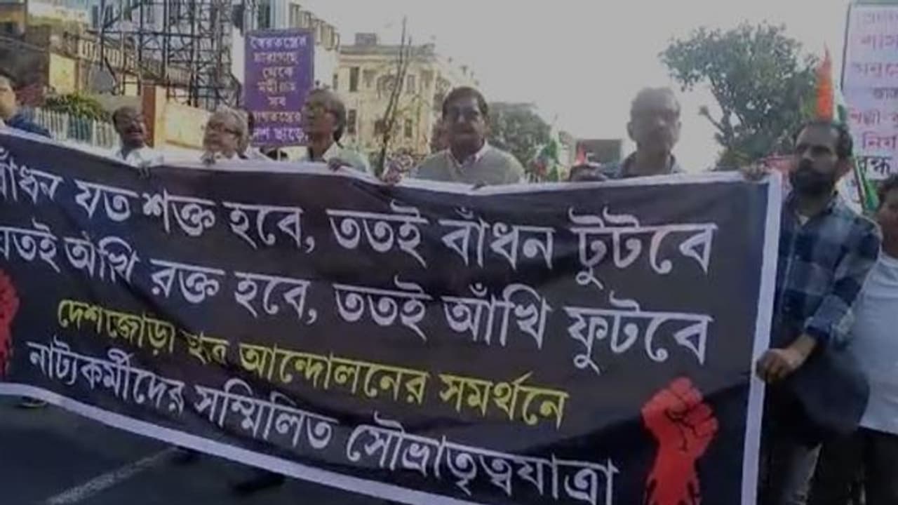 সিএএ ইস্যুতে পথে নাট্যকর্মীরা, 'বুদ্ধিজীবীরা শয়তান', কটাক্ষ দিলীপ এর