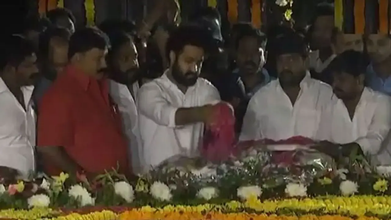 ఎన్టీఆర్ వర్ధంతి : నివాళులు అర్పించిన తారక్! ఎన్టీఆర్ వర్ధంతి : నివాళులు అర్పించిన తారక్!