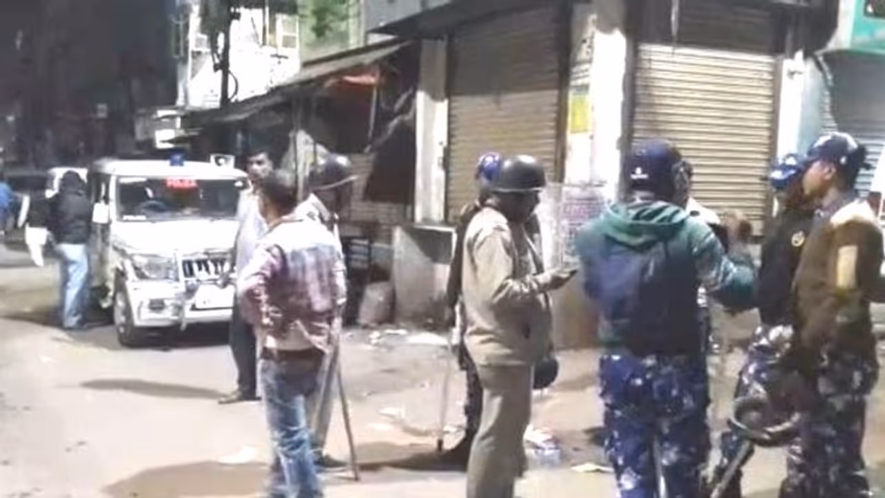 রাজনৈতিক সংঘর্ষে উত্তাল কামারহাটি, একাধিক গাড়িতে আগুন,জখম পুলিশ