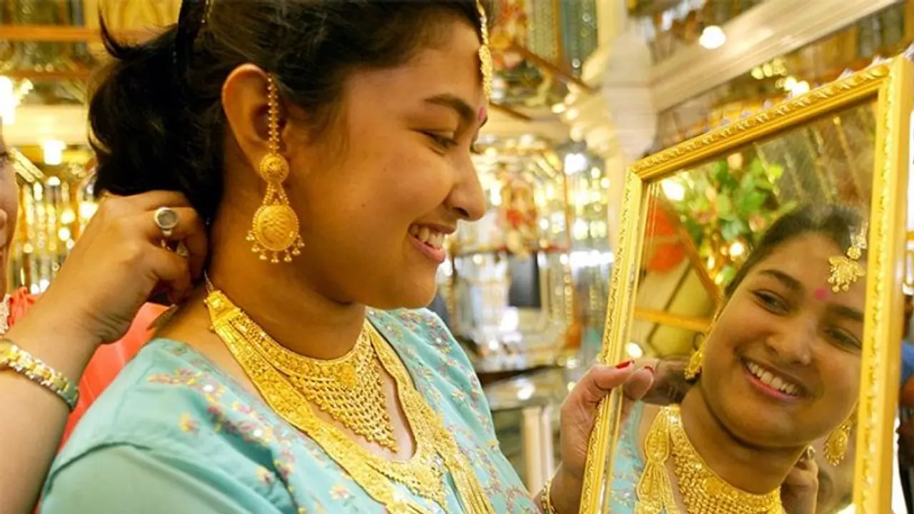 Gold Price Today কালীপুজোর দিন সোনায় সোহাগা, লাগাতার ২ দিন দাম কমল সোনার, দর বাড়ল রূপোর Gold Price Today কালীপুজোর দিন সোনায় সোহাগা, লাগাতার ২ দিন দাম কমল সোনার, দর বাড়ল রূপোর