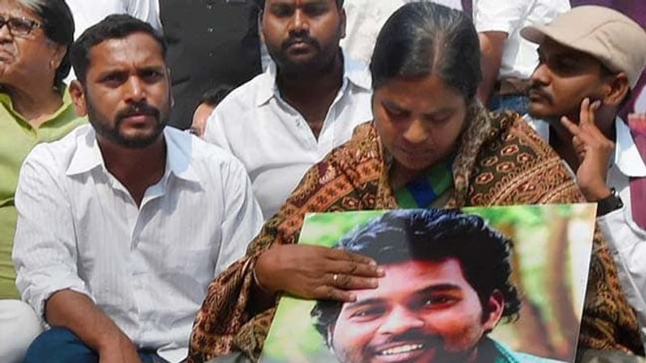 'വിദ്യാര്‍ത്ഥികള്‍ സുരക്ഷിതരല്ല'; സിഎഎ വിരുദ്ധ യാത്രയുമായി രോഹിത് വെമുലയുടെ അമ്മ