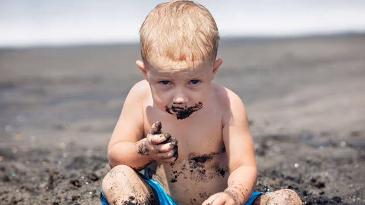 குழந்தைகளின் வாழ்க்கையை தொலைத்து விடாதீர்..! உங்கள் குழந்தை இப்படி விளையாடியது உண்டா...?