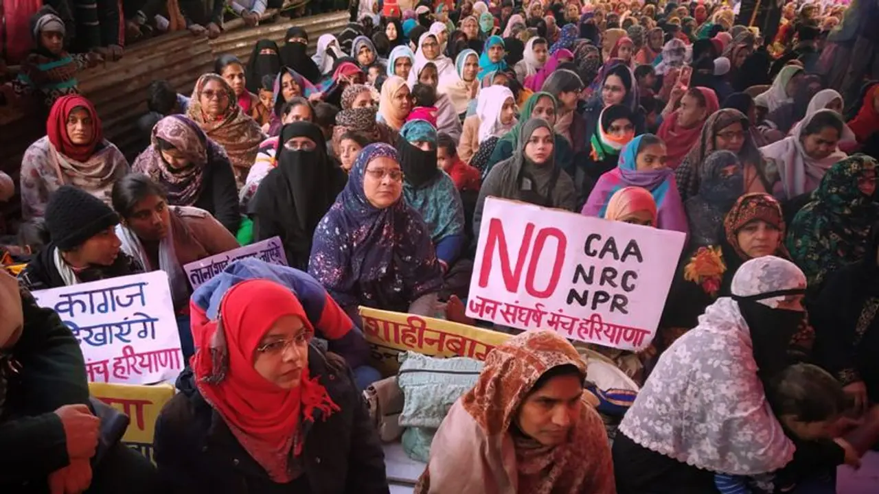 নাগরিকত্ব আইন বিতর্ক নিয়ে রমরমিয়ে ব্যবসা, সমর্থন থেকে বিরোধ কোনওটাই বাদ যাচ্ছে না নাগরিকত্ব আইন বিতর্ক নিয়ে রমরমিয়ে ব্যবসা, সমর্থন থেকে বিরোধ কোনওটাই বাদ যাচ্ছে না