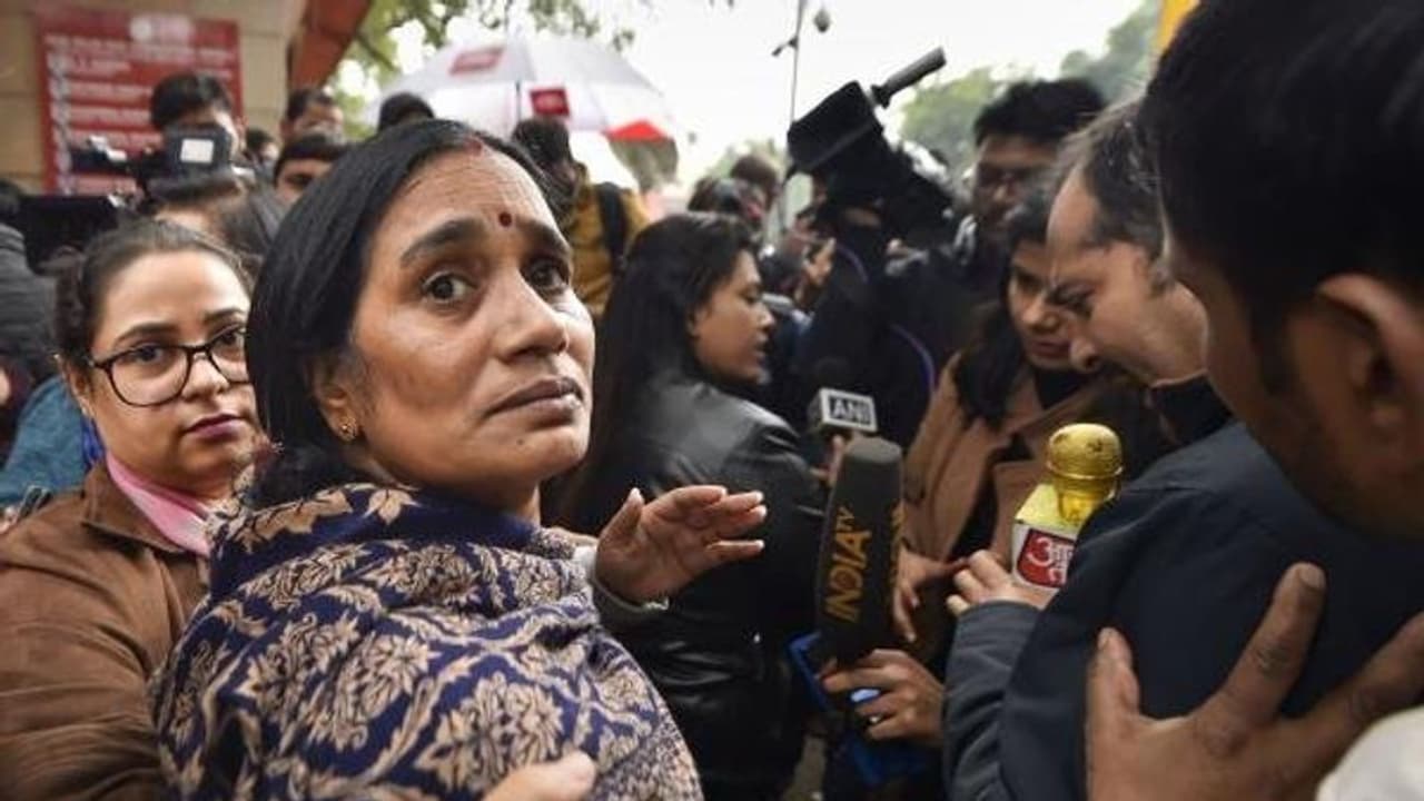 নাবালক ইস্যুতে ফের আটকে নির্ভয়ার দোষীদের সাজা, সু্প্রিম কোর্টে ২০ জানুয়ারি শুনানি নাবালক ইস্যুতে ফের আটকে নির্ভয়ার দোষীদের সাজা, সু্প্রিম কোর্টে ২০ জানুয়ারি শুনানি