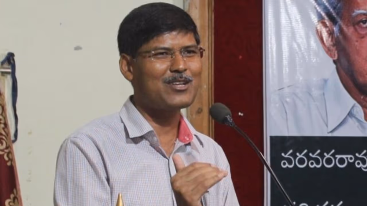 ప్రొఫెసర్ కాశీం పరారీలో ఉన్నారా..? పోలీసులకు న్యాయస్థానం అక్షింతలు ప్రొఫెసర్ కాశీం పరారీలో ఉన్నారా..? పోలీసులకు న్యాయస్థానం అక్షింతలు