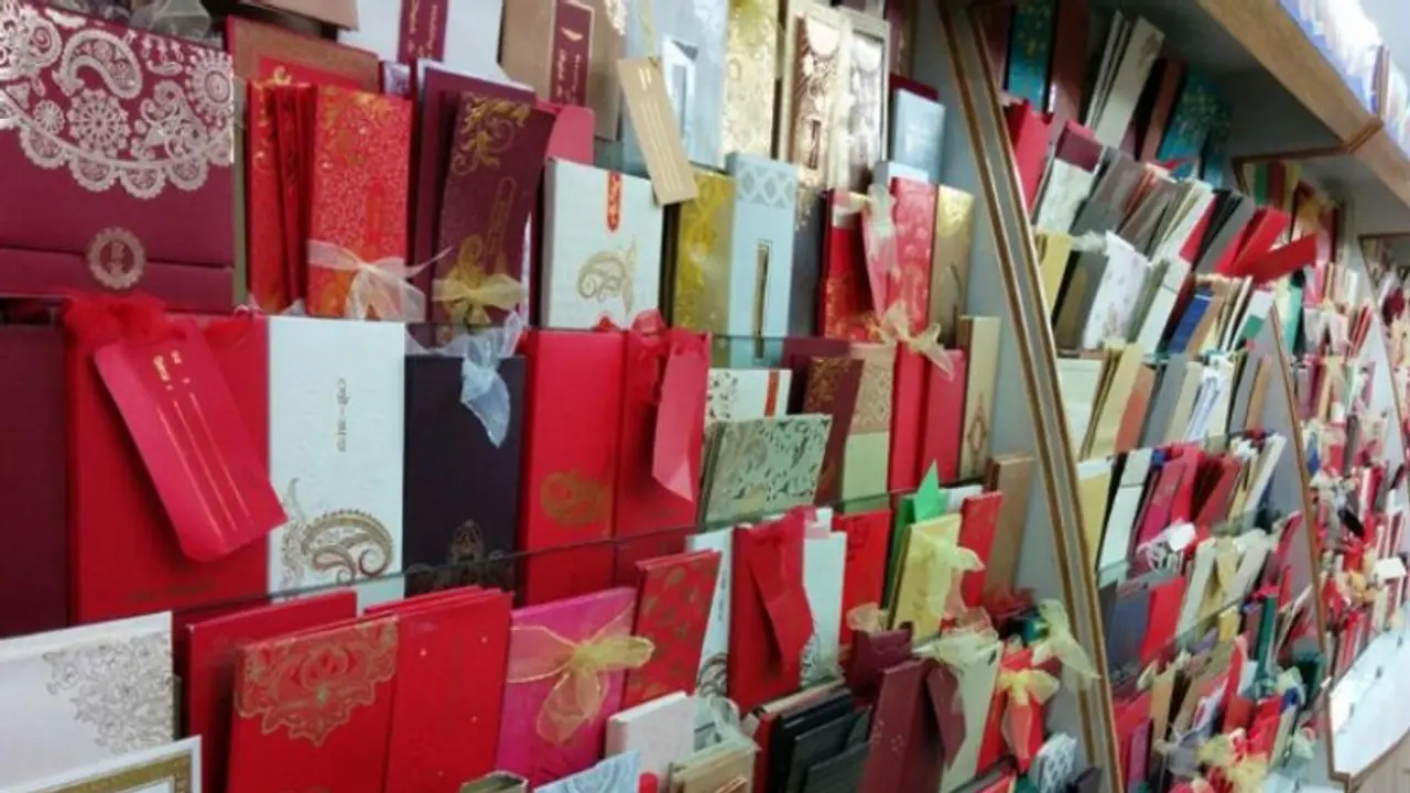 సేవ్ అమరావతి: పెళ్లి పత్రికపై సురేష్ వినూత్న ప్రచారం సేవ్ అమరావతి: పెళ్లి పత్రికపై సురేష్ వినూత్న ప్రచారం