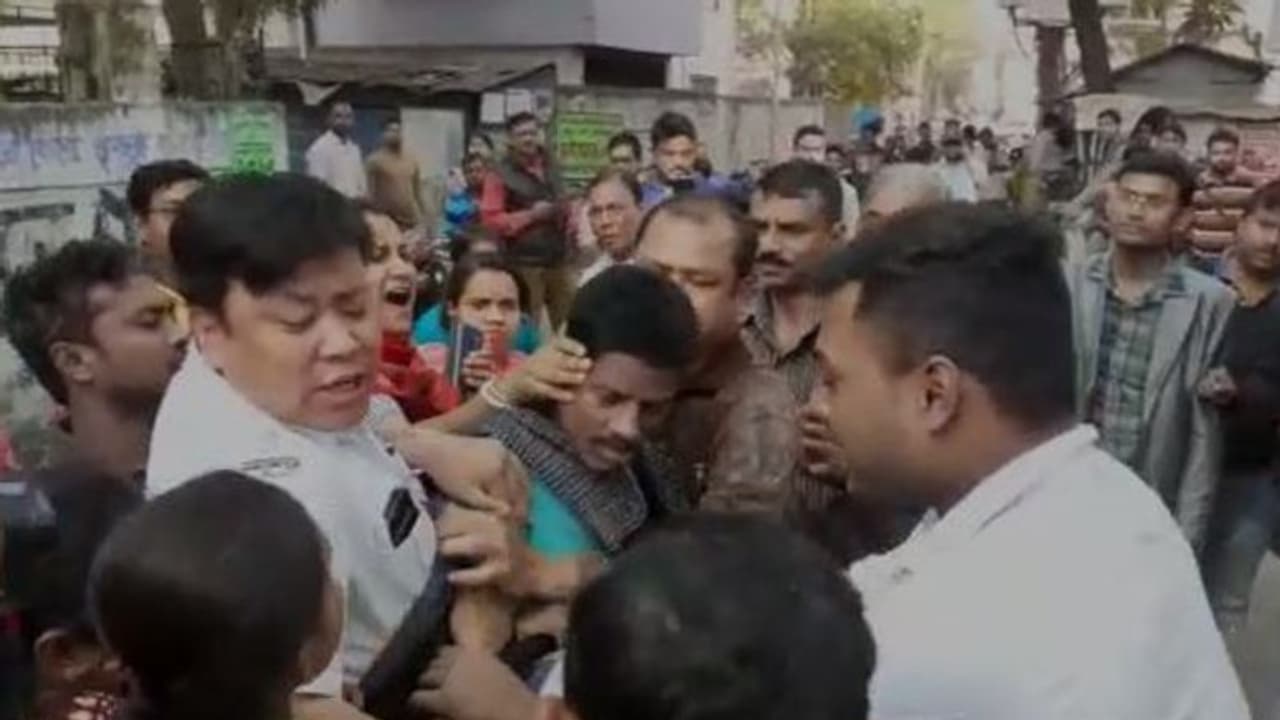 ভর্তির নামে বেহালার স্কুলে প্রতারণা, অভিযুক্তকে পেয়ে বেধড়ক মারধর