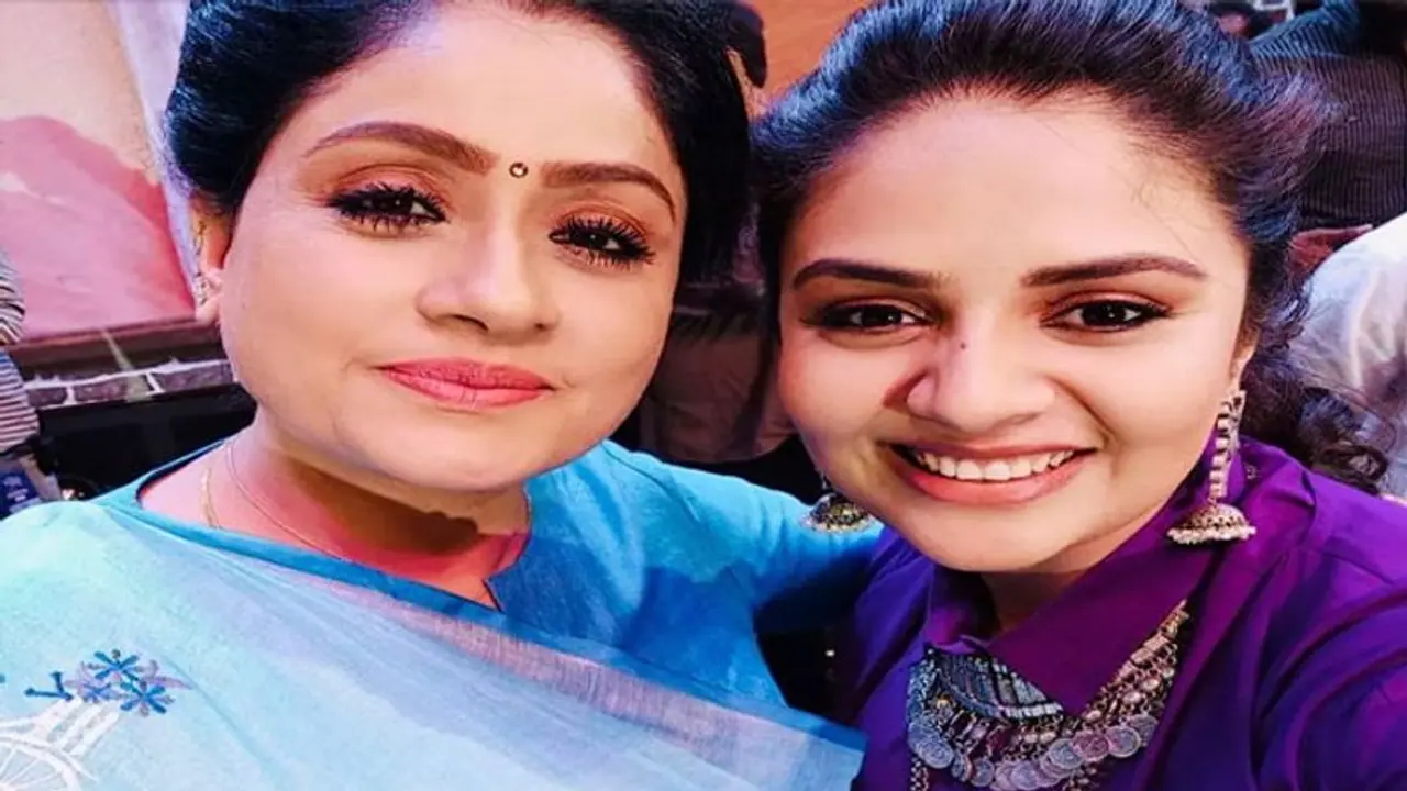 నన్ను 'చిన్న రాములమ్మ' అని పిలిచారు.. విజయశాంతిపై శ్రీముఖి కామెంట్స్! నన్ను 'చిన్న రాములమ్మ' అని పిలిచారు.. విజయశాంతిపై శ్రీముఖి కామెంట్స్!