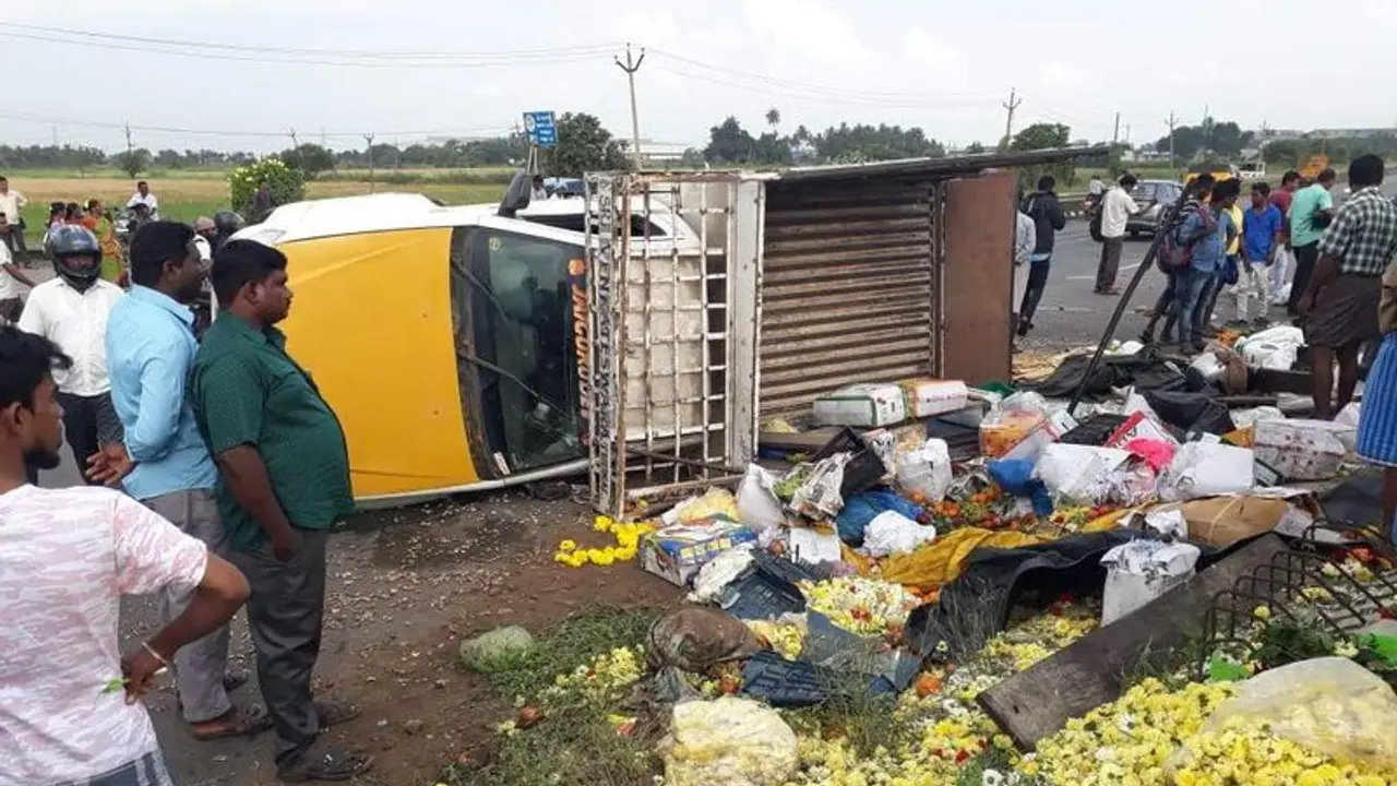 தாறுமாறாக சென்று தலைகுப்புற கவிழ்ந்த மினி லாரி..! ரத்தவெள்ளத்தில் இருவர் பலி..! 10 பேர் படுகாயம்..!
