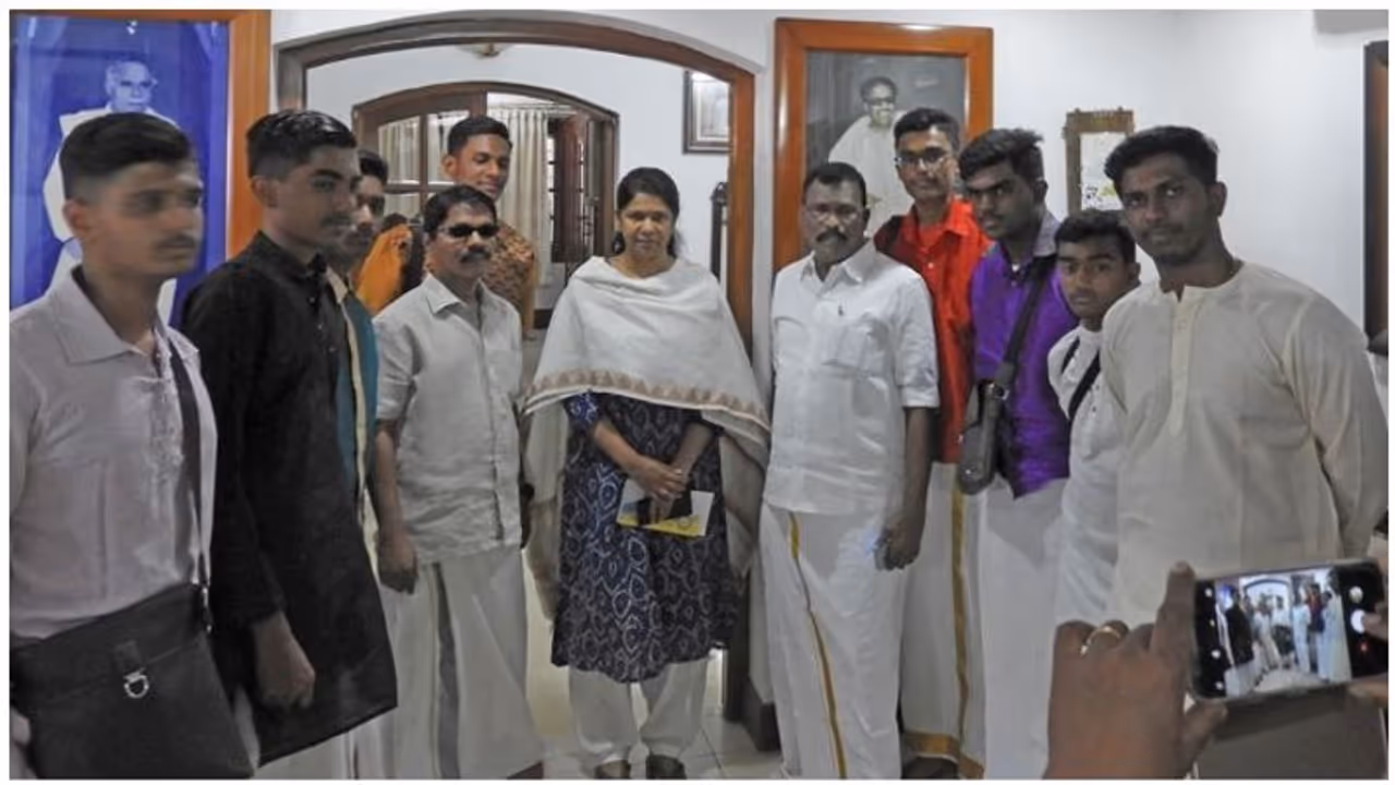 கனிமொழி கண்ணசைவில் திமுக அனுதாபிக்கு கிடைத்த விருது... சர்ச்சையில் சிக்கிய மஃபா.பாண்டியராஜன்..! கனிமொழி கண்ணசைவில் திமுக அனுதாபிக்கு கிடைத்த விருது... சர்ச்சையில் சிக்கிய மஃபா.பாண்டியராஜன்..!