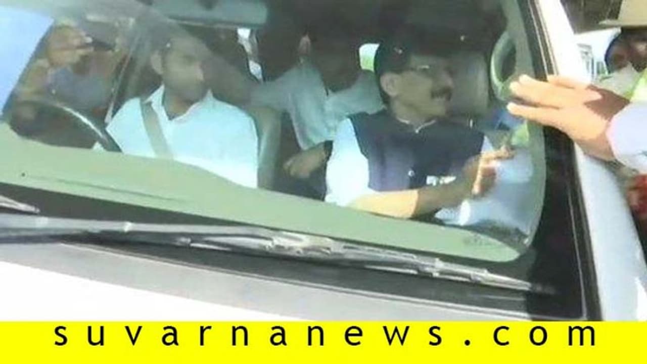 ಬೆಳಗಾವಿಗೆ ಕಾಲಿಟ್ಟ ರಾವತ್: ಅಜ್ಞಾತ ಸ್ಥಳಕ್ಕೆ ಕರೆದೊಯ್ದ ಪೊಲೀಸರು? ಬೆಳಗಾವಿಗೆ ಕಾಲಿಟ್ಟ ರಾವತ್: ಅಜ್ಞಾತ ಸ್ಥಳಕ್ಕೆ ಕರೆದೊಯ್ದ ಪೊಲೀಸರು?