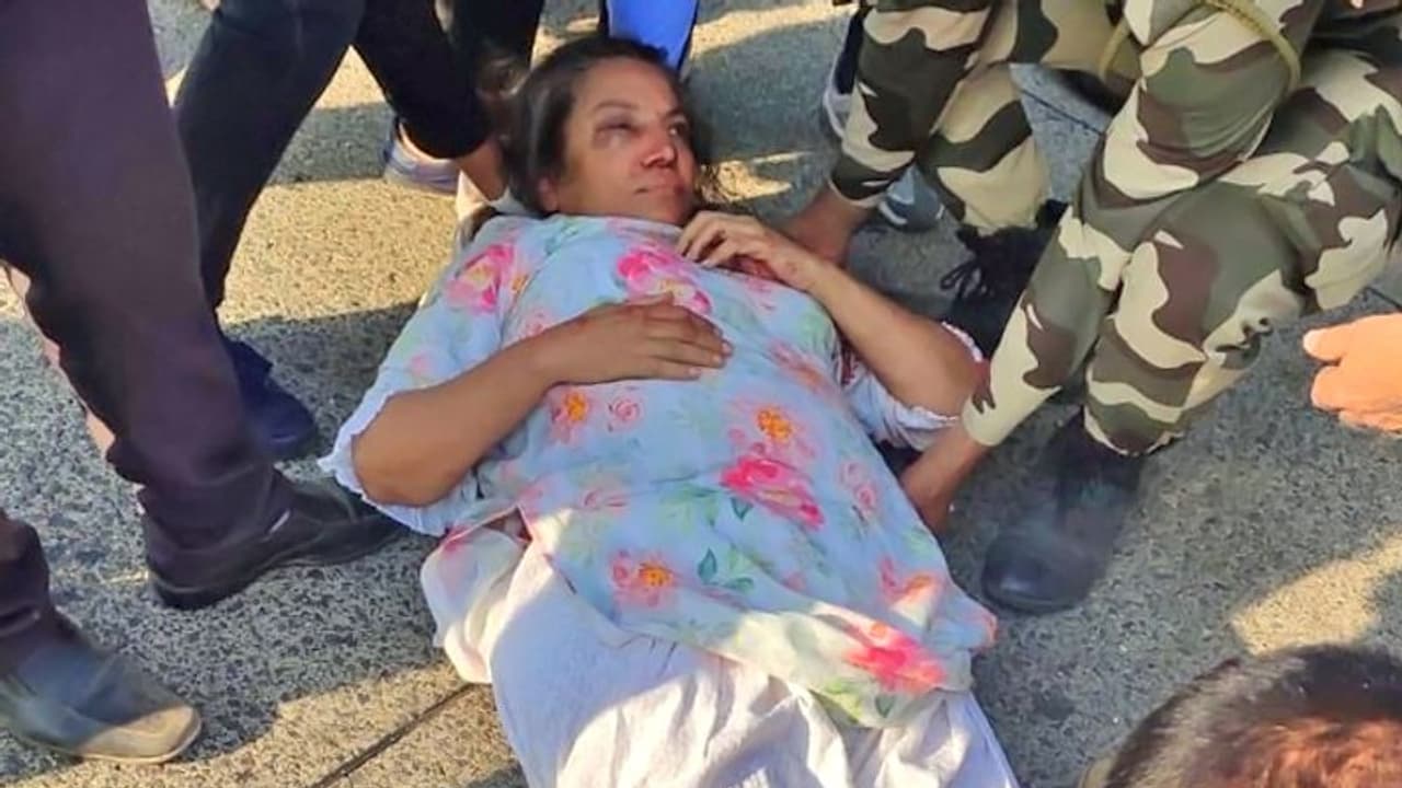 शबाना आजमी की कार का एक्सीडेंट, गंभीर हालत में किया गया अस्पताल में भर्ती शबाना आजमी की कार का एक्सीडेंट, गंभीर हालत में किया गया अस्पताल में भर्ती