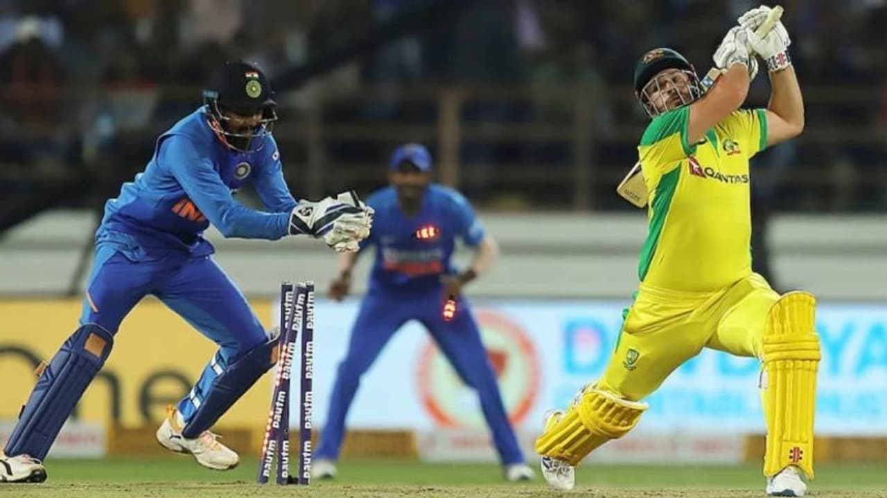 ద్రవిడ్ కన్నా రాహుల్ మెరుగైన వికెట్ కీపర్, కానీ.... ద్రవిడ్ కన్నా రాహుల్ మెరుగైన వికెట్ కీపర్, కానీ....