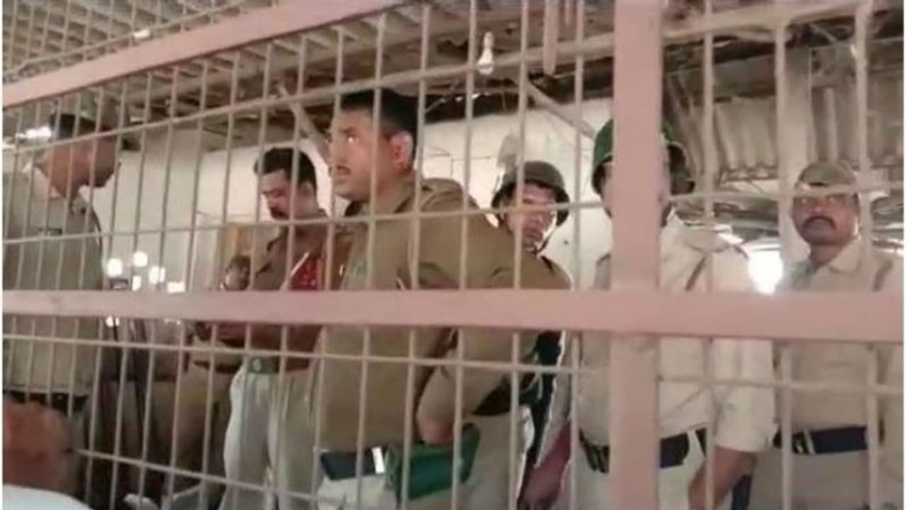 পুলিশই যেন অপরাধী, বর্ধমানে উর্দিধারীদের বন্দি করে রাখল ক্ষুব্ধ জনতা পুলিশই যেন অপরাধী, বর্ধমানে উর্দিধারীদের বন্দি করে রাখল ক্ষুব্ধ জনতা