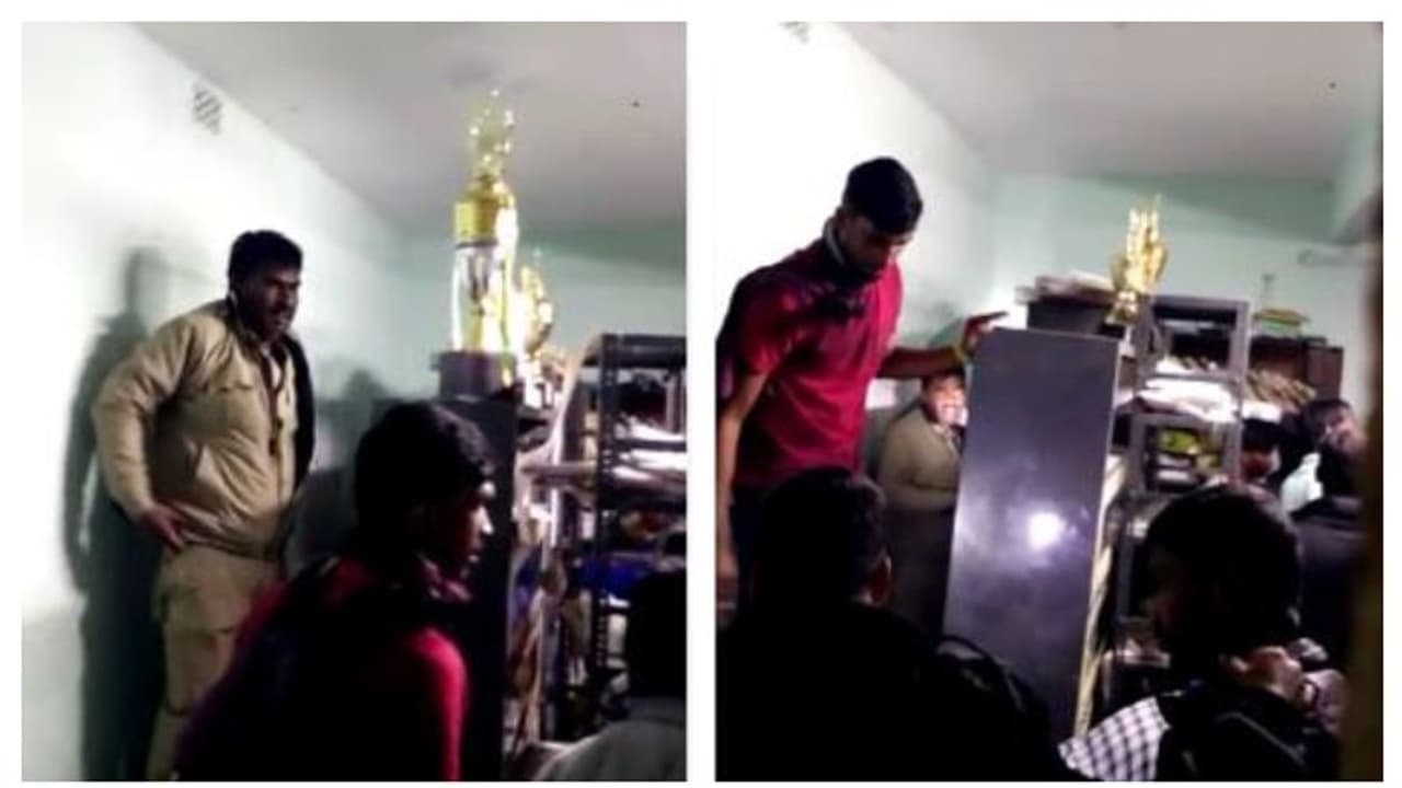 দুই ছাত্রীকে কুপ্রস্তাব, জনতার বেদম মারে হাসপাতালে পুলিশ অফিসার দুই ছাত্রীকে কুপ্রস্তাব, জনতার বেদম মারে হাসপাতালে পুলিশ অফিসার