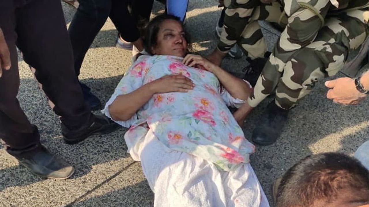 ओवरटेक करने की कोशिश में हादसे का शिकार हुई शबाना आजमी, अस्पताल में मिलने पहुंची कई बड़ी हस्तियां ओवरटेक करने की कोशिश में हादसे का शिकार हुई शबाना आजमी, अस्पताल में मिलने पहुंची कई बड़ी हस्तियां