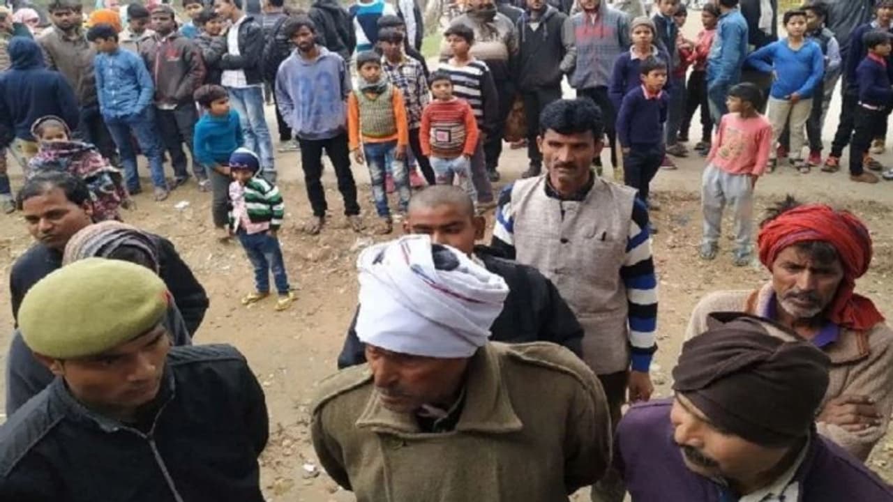 मां बाप को इस तरह कुल्हाड़ी से काट डाला, ये है वजह मां बाप को इस तरह कुल्हाड़ी से काट डाला, ये है वजह