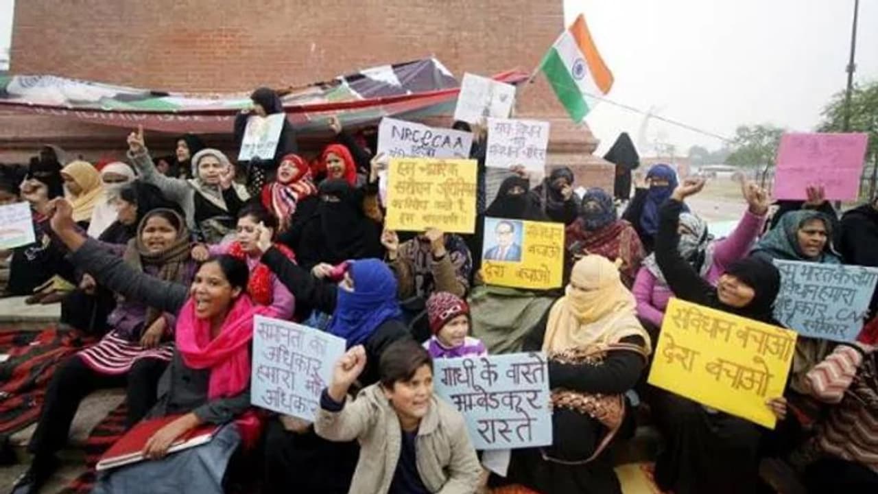 CAA विरोध में धरने पर बैठी महिलाओं से पुलिस ने छीना कंबल और खाना, अलीगढ़ में 60 के खिलाफ केस दर्ज CAA विरोध में धरने पर बैठी महिलाओं से पुलिस ने छीना कंबल और खाना, अलीगढ़ में 60 के खिलाफ केस दर्ज