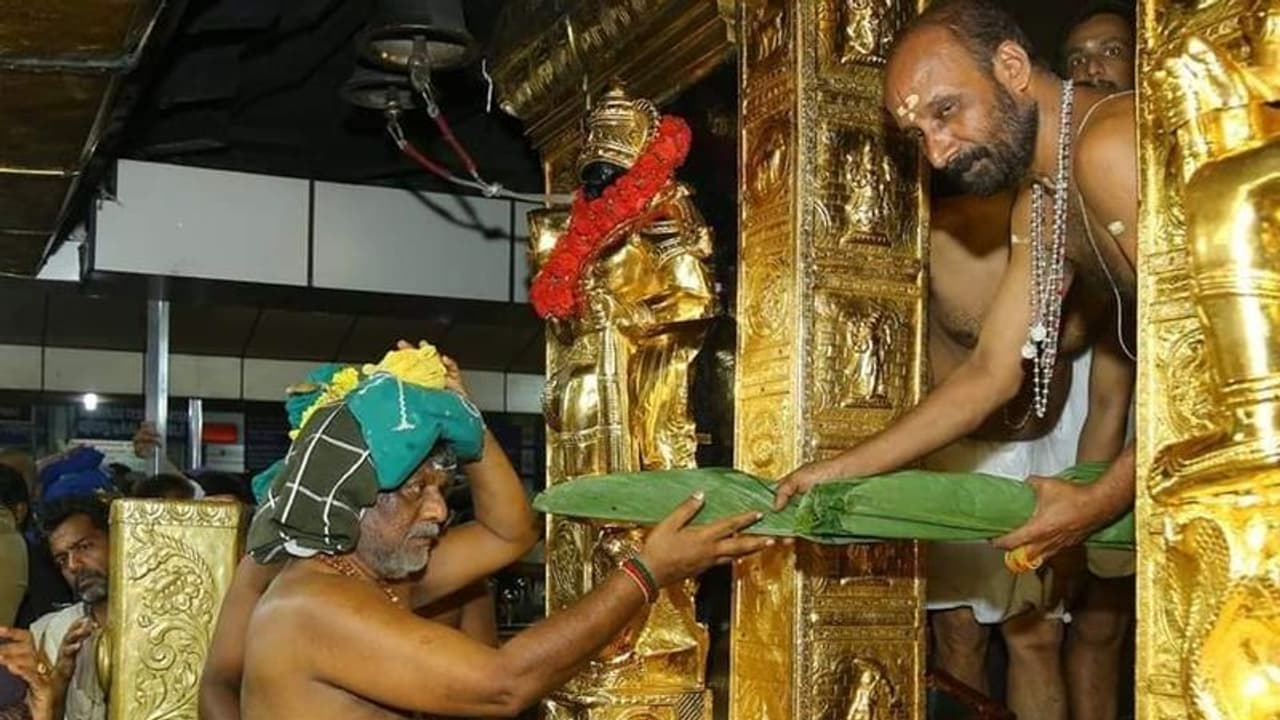 இருமுடி கட்டி மலையேறிய ஓ.பி.எஸ்..! சபரிமலையில் பயபக்தியுடன் தரிசனம்..!