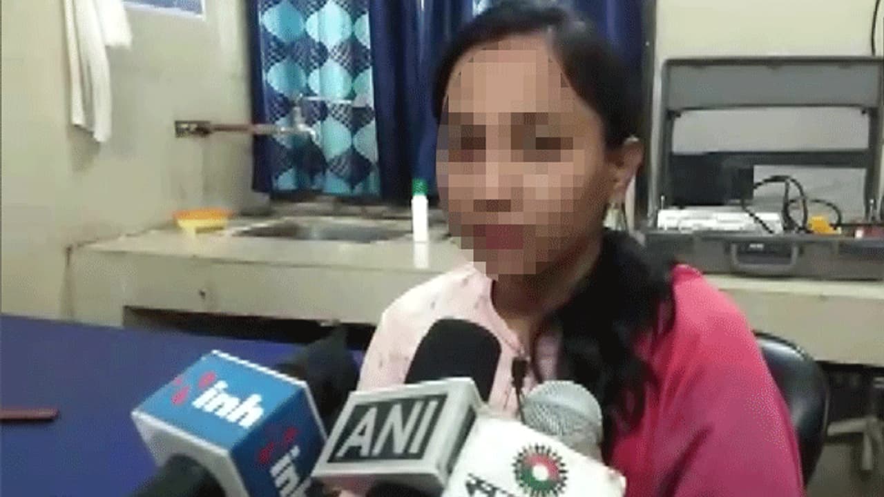 11वीं की छात्रा ने स्कूल हॉस्टल में दिया बच्चे को जन्म, पीड़िता की बात सुनकर हैरान रह गए कलेक्टर 11वीं की छात्रा ने स्कूल हॉस्टल में दिया बच्चे को जन्म, पीड़िता की बात सुनकर हैरान रह गए कलेक्टर