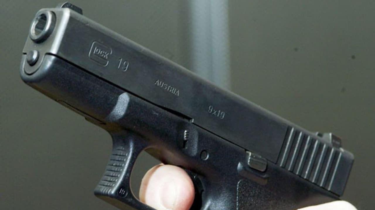 சுங்கச்சாவடியில் அடுத்த பயங்கரம்... முன்னாள் பெண் எம்.எல்.ஏ.விடம் துப்பாக்கி காட்டி மிரட்டல்..! சுங்கச்சாவடியில் அடுத்த பயங்கரம்... முன்னாள் பெண் எம்.எல்.ஏ.விடம் துப்பாக்கி காட்டி மிரட்டல்..!