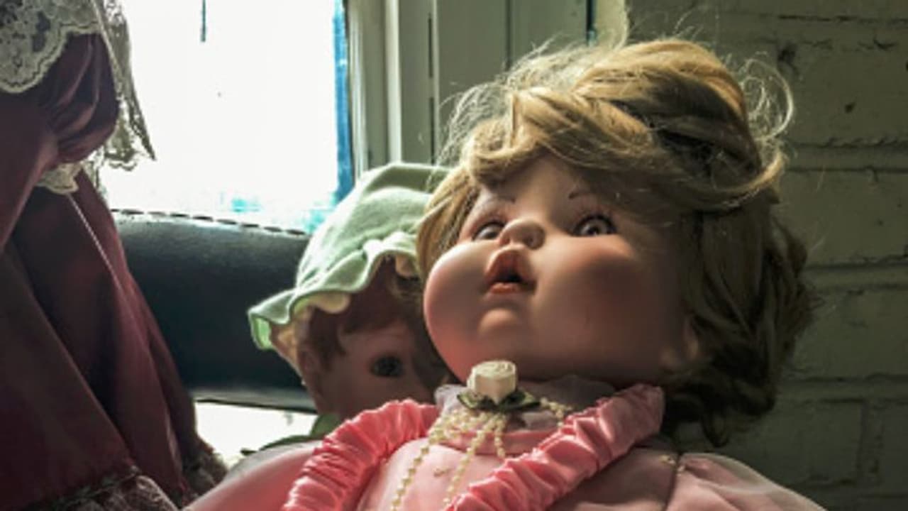 కరోనా ఎఫెక్ట్: బొమ్మను చూపి పోలీసులకు విశాఖ యువ జంట బురిడీ, షాకిచ్చిన కానిస్టేబుల్ కరోనా ఎఫెక్ట్: బొమ్మను చూపి పోలీసులకు విశాఖ యువ జంట బురిడీ, షాకిచ్చిన కానిస్టేబుల్