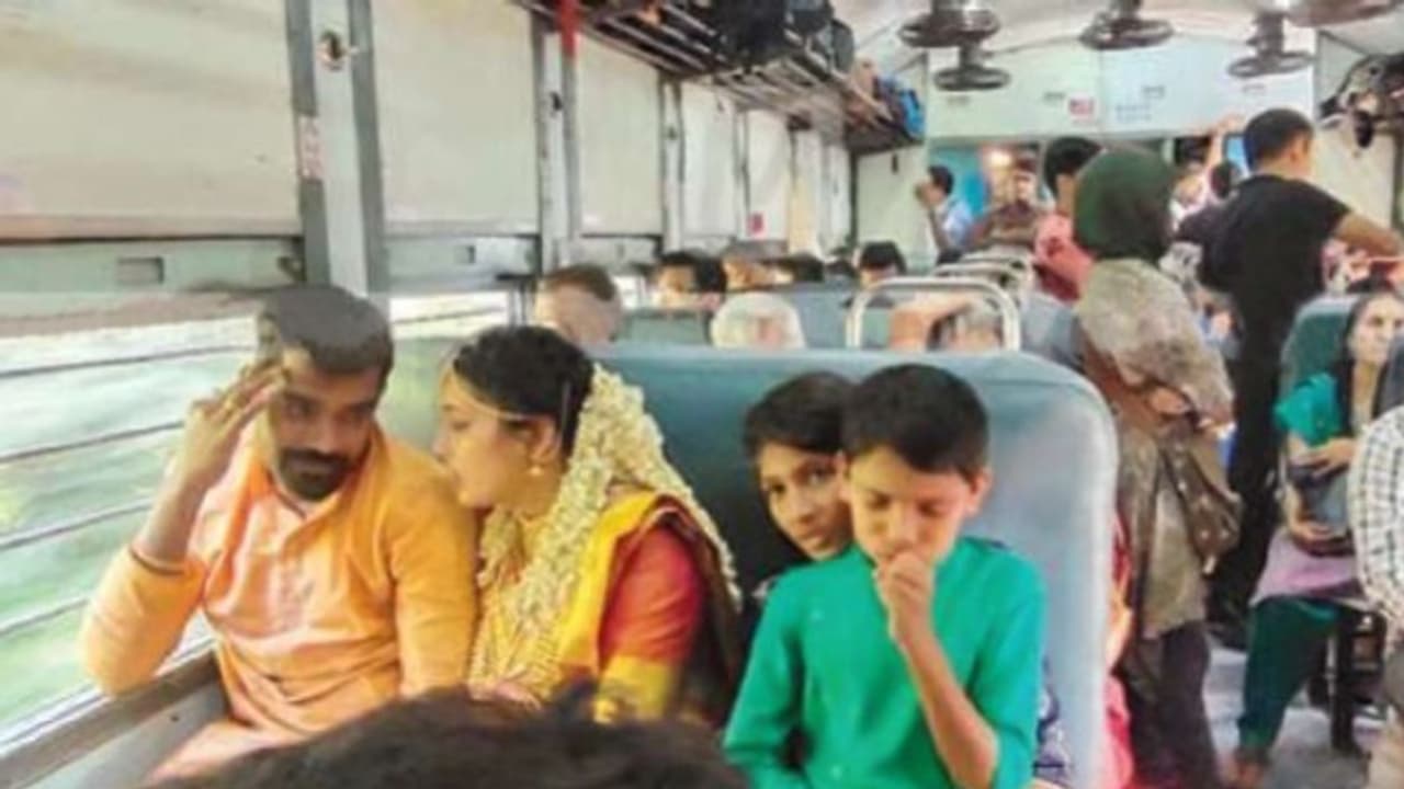 'ഞാനും ഞാനുമെന്റയാളും, ബാക്കി 60 പേരും': ഒരു സെക്കന്റ് ക്ലാസ് വിവാഹ തീവണ്ടി യാത്ര ! 'ഞാനും ഞാനുമെന്റയാളും, ബാക്കി 60 പേരും': ഒരു സെക്കന്റ് ക്ലാസ് വിവാഹ തീവണ്ടി യാത്ര !