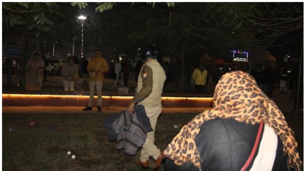 പൗരത്വ നിയമ ഭേദഗതി; പ്രതിഷേധത്തിൽ പങ്കെടുത്ത സ്ത്രീകളിൽ നിന്ന് ഭക്ഷണവും പുതപ്പും പിടിച്ചെടുത്ത് പോലീസ് പൗരത്വ നിയമ ഭേദഗതി; പ്രതിഷേധത്തിൽ പങ്കെടുത്ത സ്ത്രീകളിൽ നിന്ന് ഭക്ഷണവും പുതപ്പും പിടിച്ചെടുത്ത് പോലീസ്